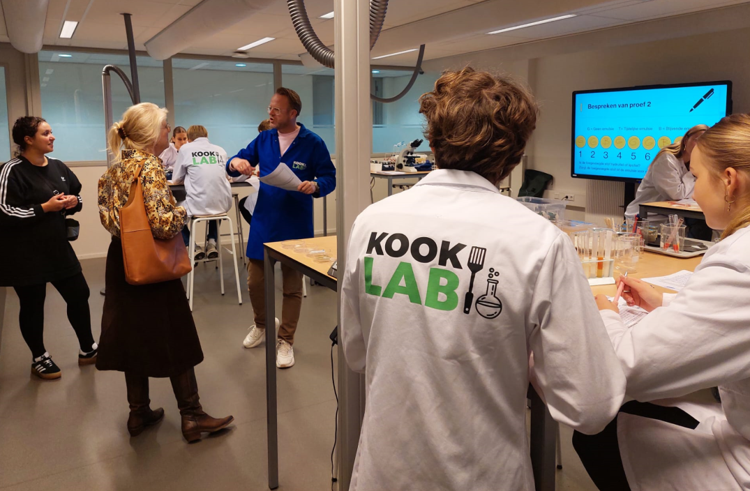Docenten Hogeschool Rotterdam op werkbezoek Opleidingsschool Mondriaan